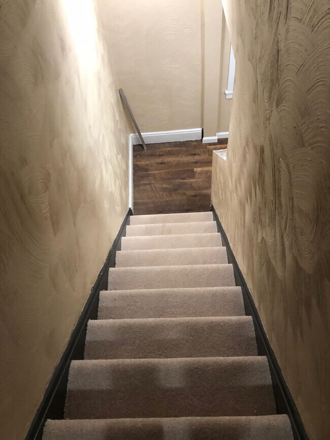 Building Photo - Brentwood 3 bedroom Duplex