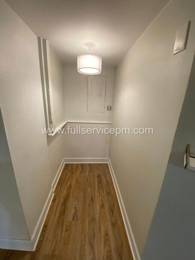 Building Photo - 8008 Roosevelt Way NE