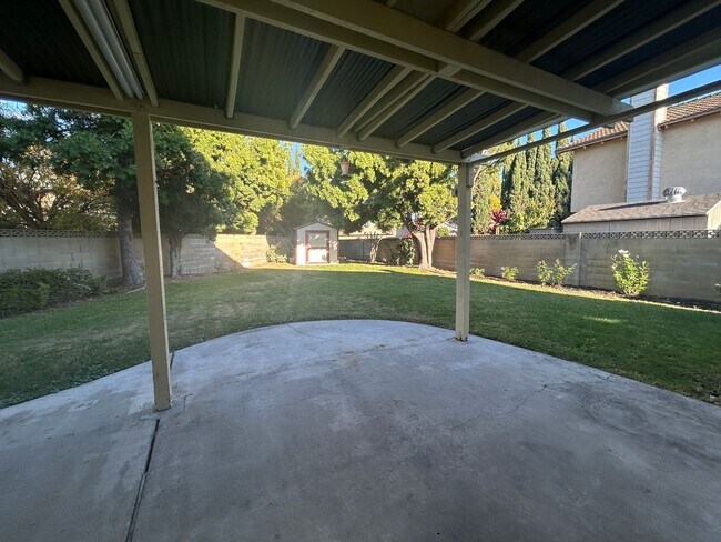 Building Photo - Spacious 4bed/3bath House for rent