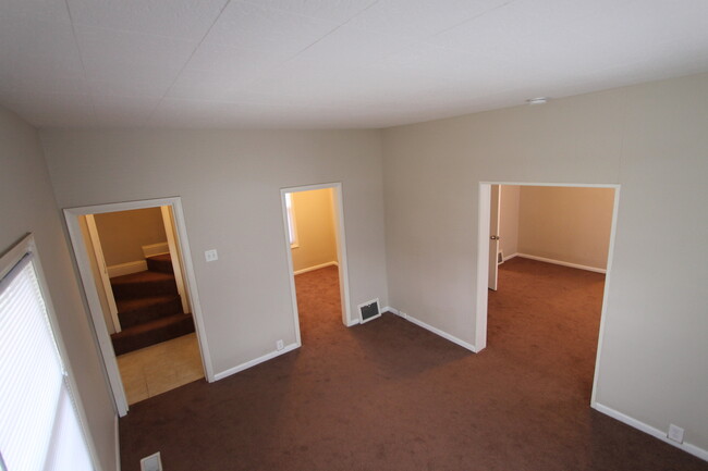 Building Photo - Awesome Three Bedroom -- Great South Omaha...