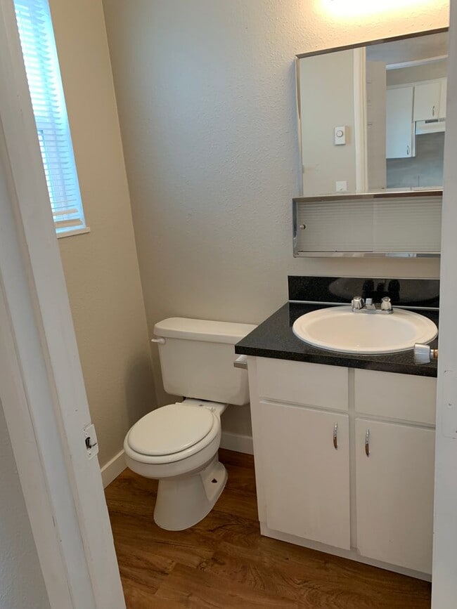 Building Photo - 2 Bedroom Town House!