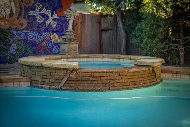 Building Photo - Prime Ojai Location!