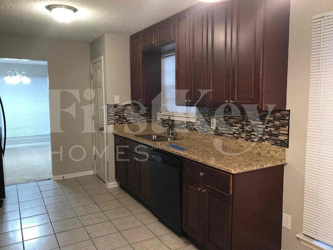 Building Photo - 120 Cinnamon Fern Cir