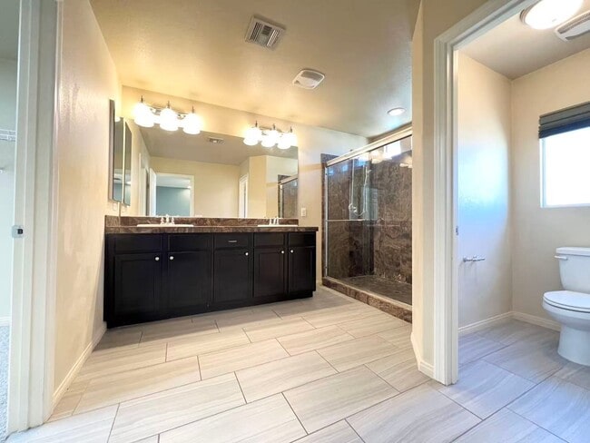 Building Photo - Beautiful 2 story single house