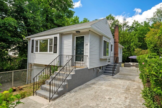 Building Photo - 25 Maple Ave
