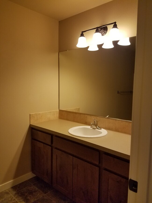 Building Photo - High end town home in perfect location