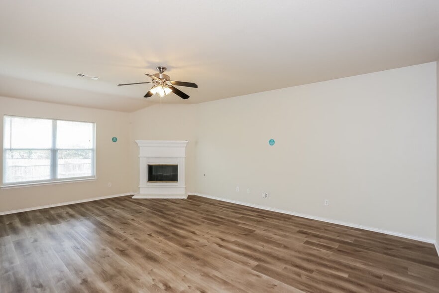 Building Photo - 2806 Jennie Wells Dr