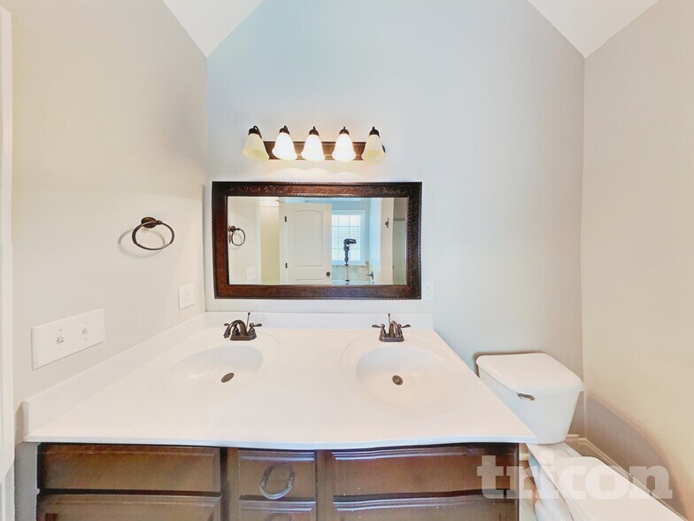 Building Photo - 646 Fox Hound Dr