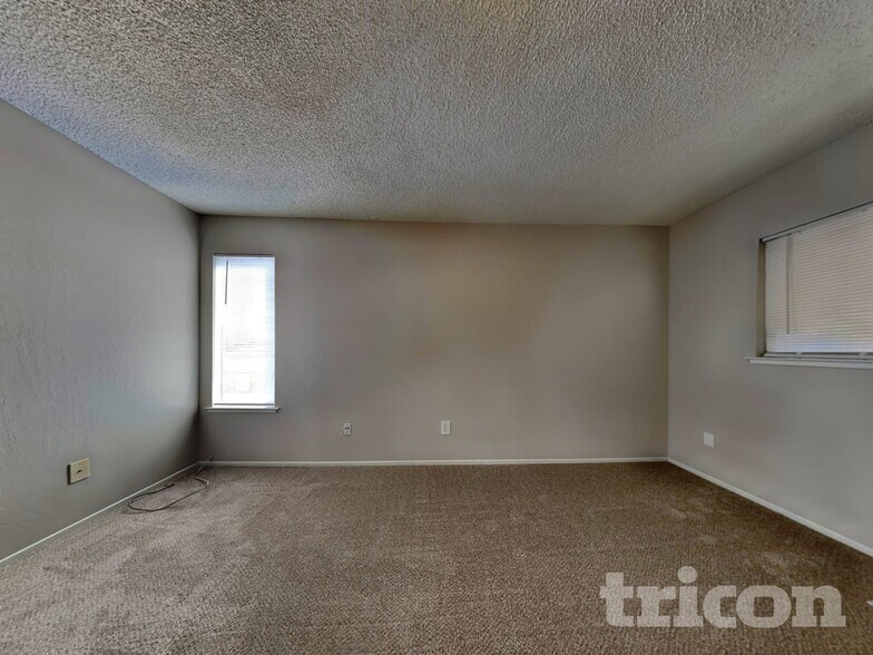 Building Photo - 1344 Shaddick Dr