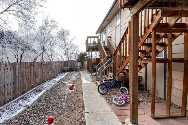 Building Photo - Fourplex in great central location!