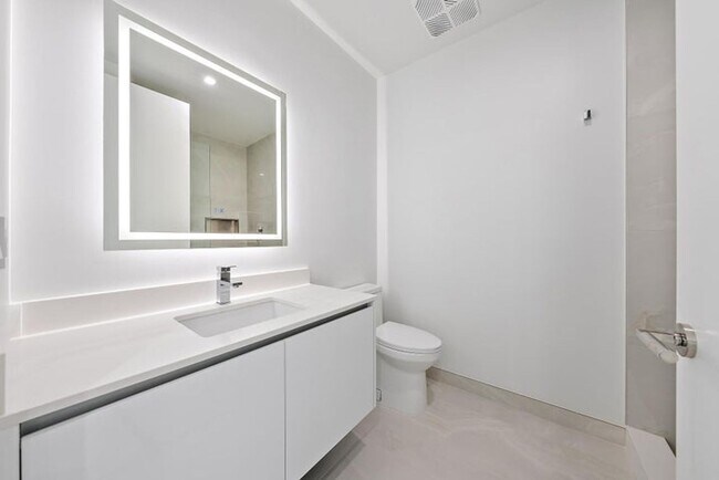 Building Photo - 220 Lake Shore Dr