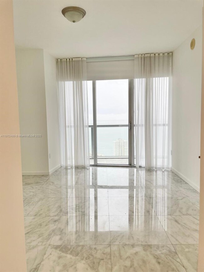 Building Photo - 475 Brickell Ave