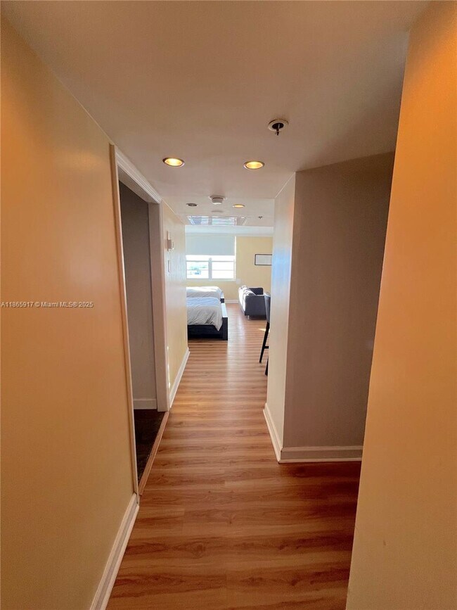 Building Photo - 100 Lincoln Rd