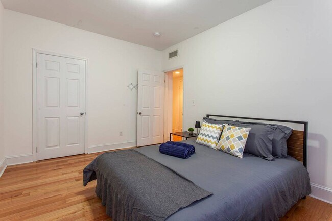 Building Photo - Beautiful and very spacious 3-bedroom unit...