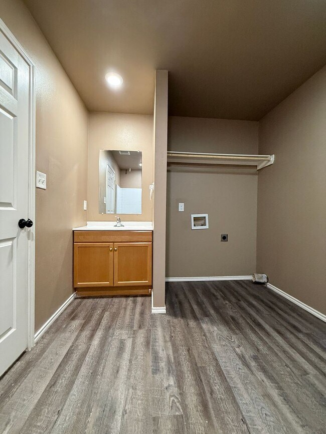 Building Photo - 524 46th St