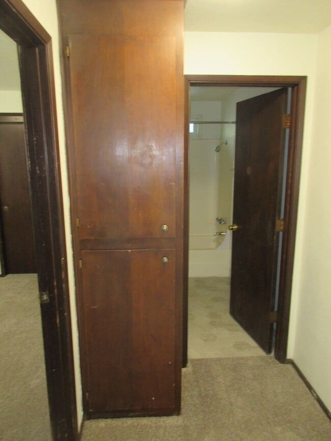 Building Photo - Two Bedroom Duplex w/ Garage