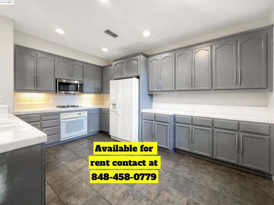 Building Photo - 51 Village Square Pl