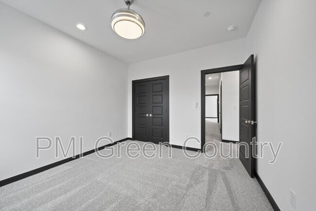 Building Photo - 114 E Elgin St
