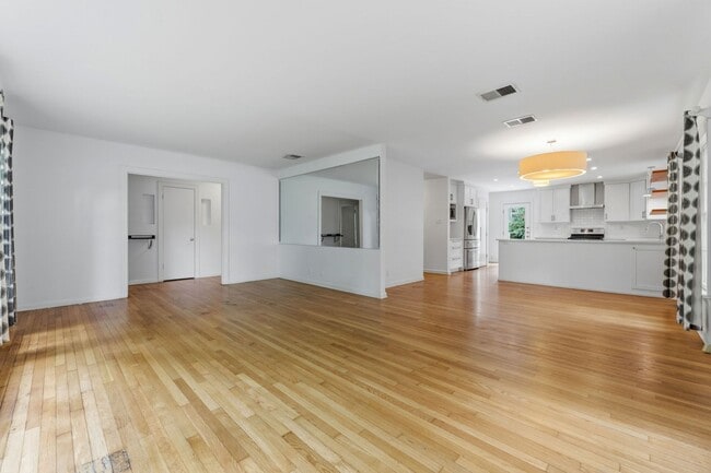 Building Photo - Nicely Updated 3/2 in Hyde Park