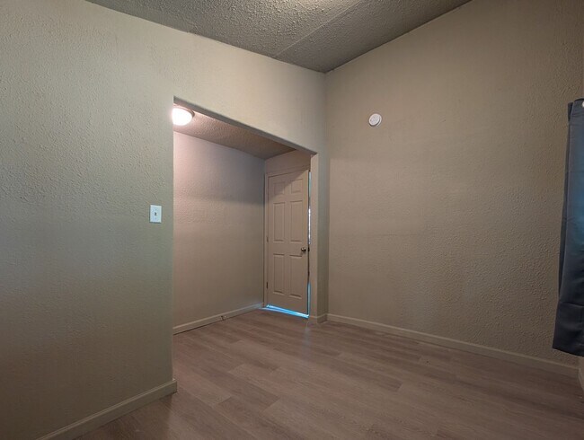 Building Photo - Great 3 bed/1bath home in Springfield!