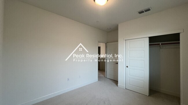 Building Photo - Still looks new. 4-bedroom home in North N...