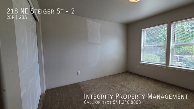 Building Photo - 218 NE Steiger St