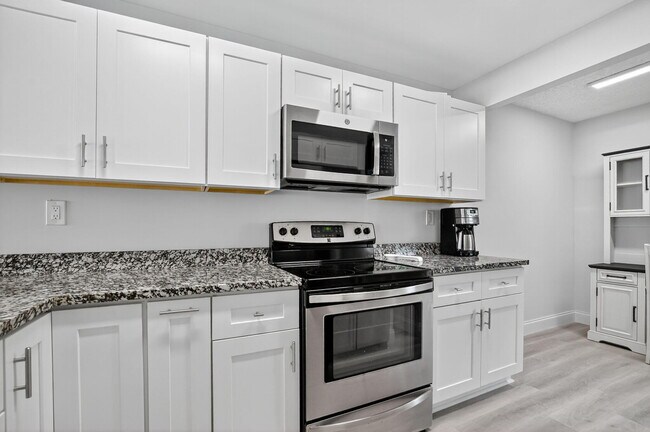 Building Photo - 8 Royal Palm Way