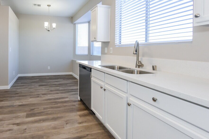 Building Photo - 7534 Luna Del Rey St