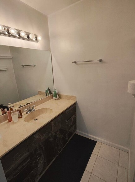 Building Photo - 616 White Water Dr