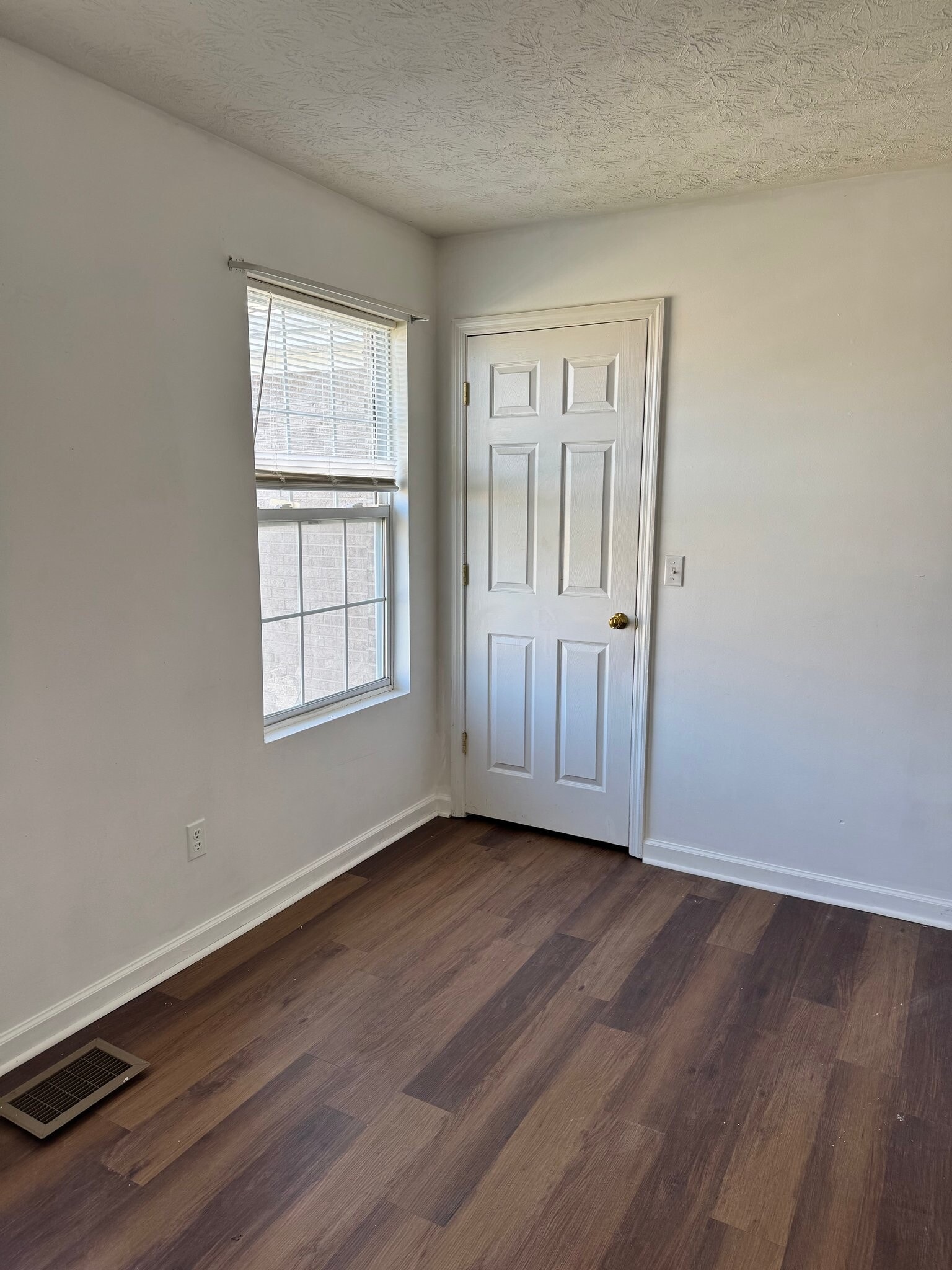 Building Photo - 910 Weeping Willow Dr