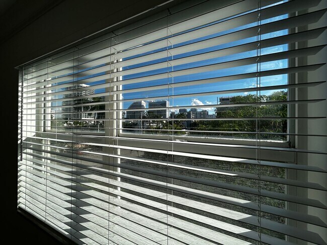 Building Photo - Large 1 Bedroom 1.5 Bath Condo - Steps from Fort Lauderdale Beach!