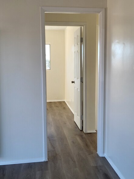 Building Photo - 722 W 56th St