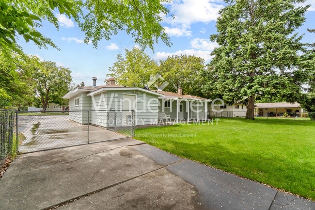 Building Photo - Desirable Rancher style home located in Ce...