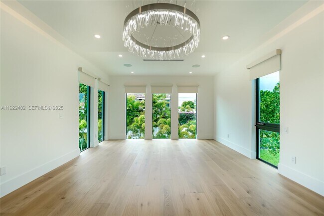 Building Photo - 333 NE Spanish Ct