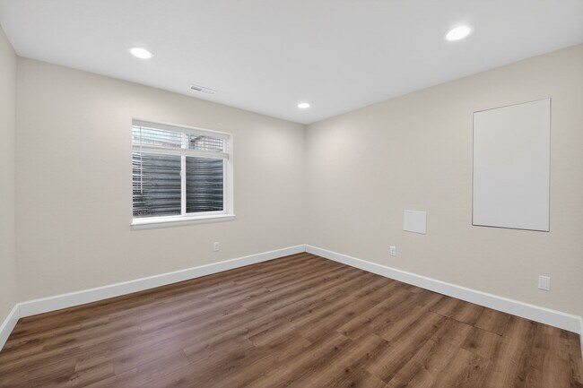 Building Photo - 5559 Wickerdale Ln