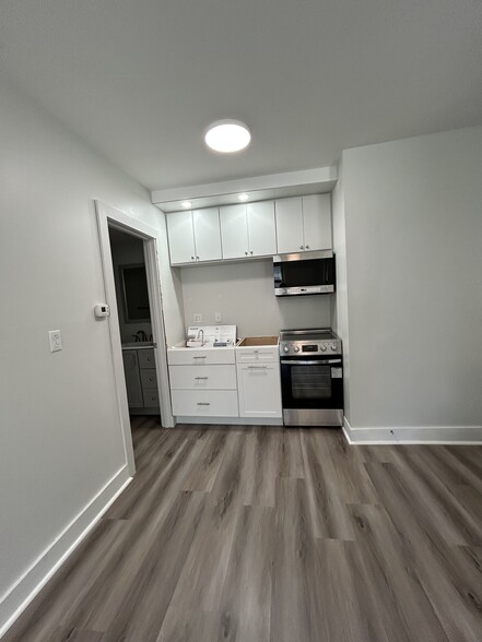 New floor throughout and kitchen cabinets - 323 Water St