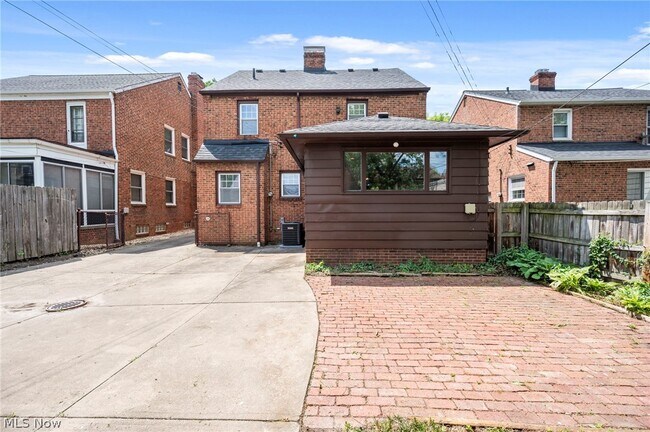 Building Photo - 3889 Grenville Rd