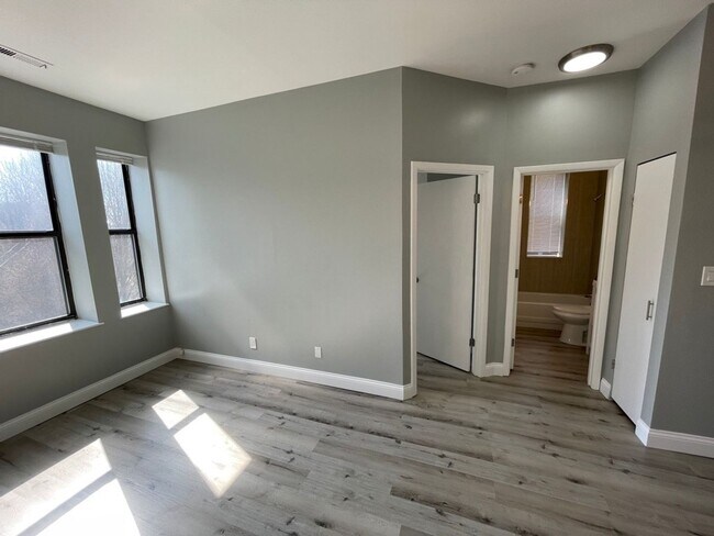 Building Photo - GORGEOUS 2/1 -  RENOVATED! Stainless, Granite, In Unit W/D
