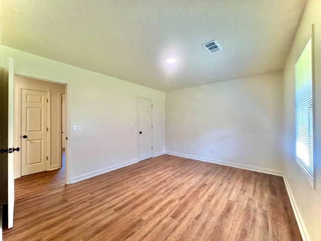 Building Photo - 992 Buck Egger Rd