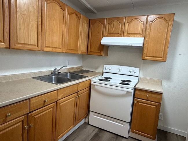 Building Photo - 2920 NE Riverside Ave