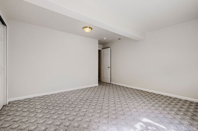 Building Photo - 9506 Hollydale Ct