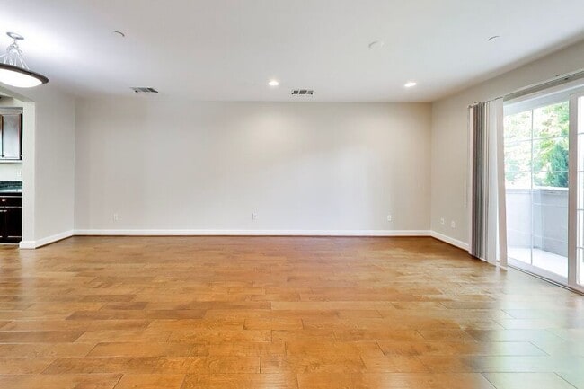 Building Photo - 485 Chagall St
