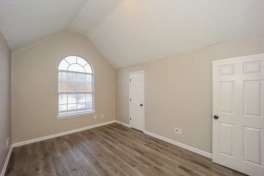 Building Photo - 1103 Village Oaks