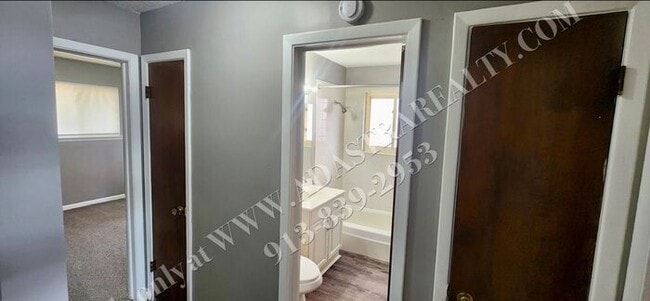Building Photo - MOVE IN SPECIAL!! Cozy 2 Bed 1 Bath Duplex in KCK-Available NOW!! MOVE IN SPECIAL $400 OFF 2nd Mo...