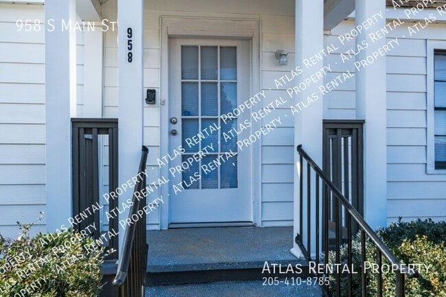 Building Photo - 958 S Main St