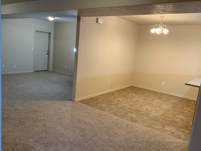 Building Photo - 2476 860 W