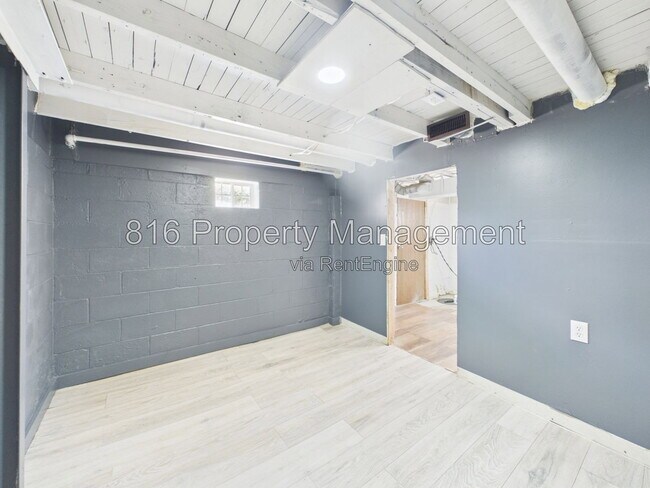Building Photo - 810 S Woodland Ave