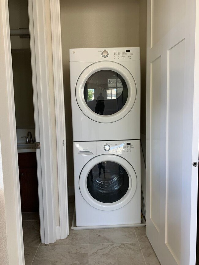 Building Photo - Nice 1 Bed 1 Bath upstairs apartment in the Cannery Neighborhood