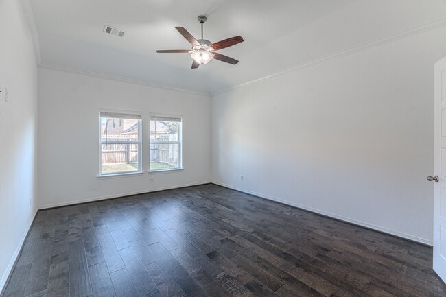 Building Photo - 3439 Cres Vista Dr