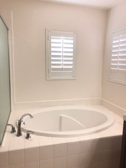 Building Photo - 1521 Silver Shadow Dr